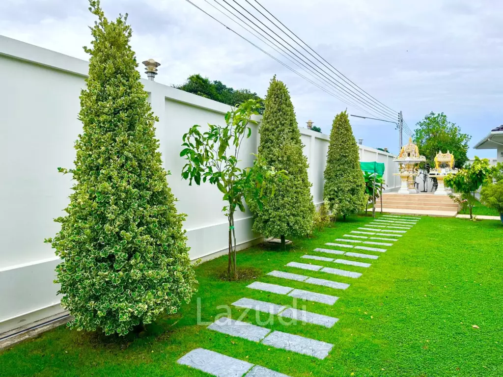 580 sqm modern villa with vast gardens in Hua Hin