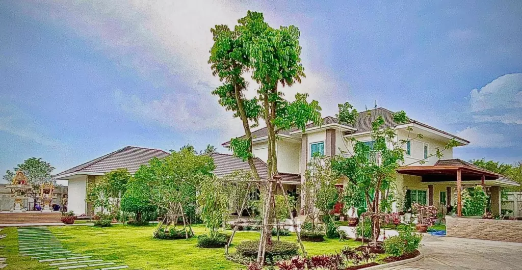 580 sqm modern villa with vast gardens in Hua Hin