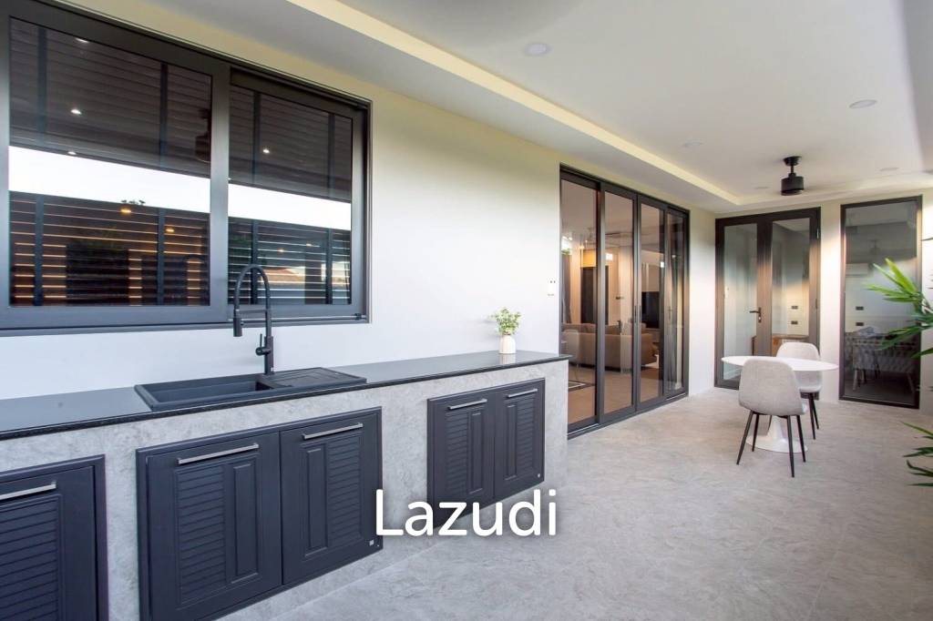 THE PINE VILLA : Luxury 4 bed pool villa close to town and beaches