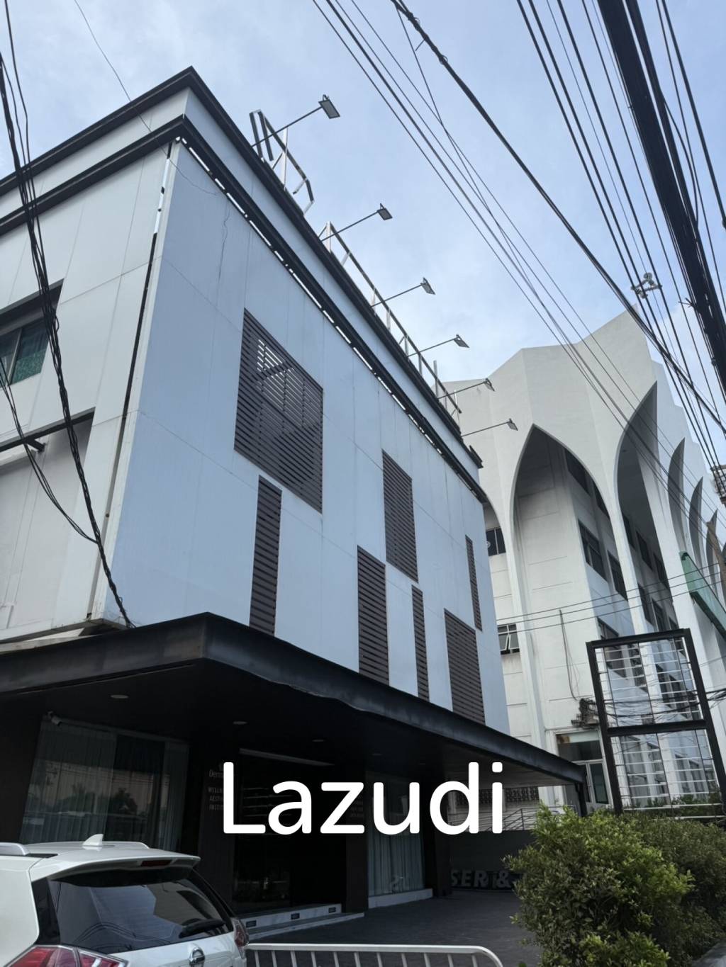 Building for rent on Main Sathorn Road