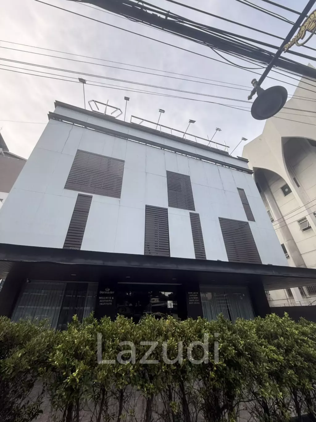 Building for rent on Main Sathorn Road