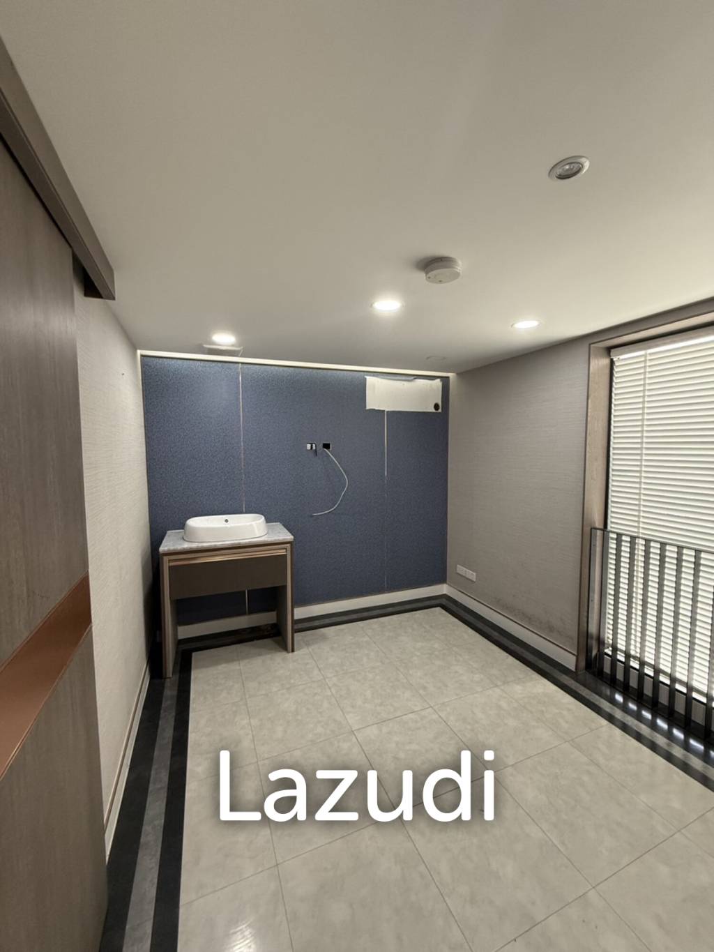 Building for rent on Main Sathorn Road