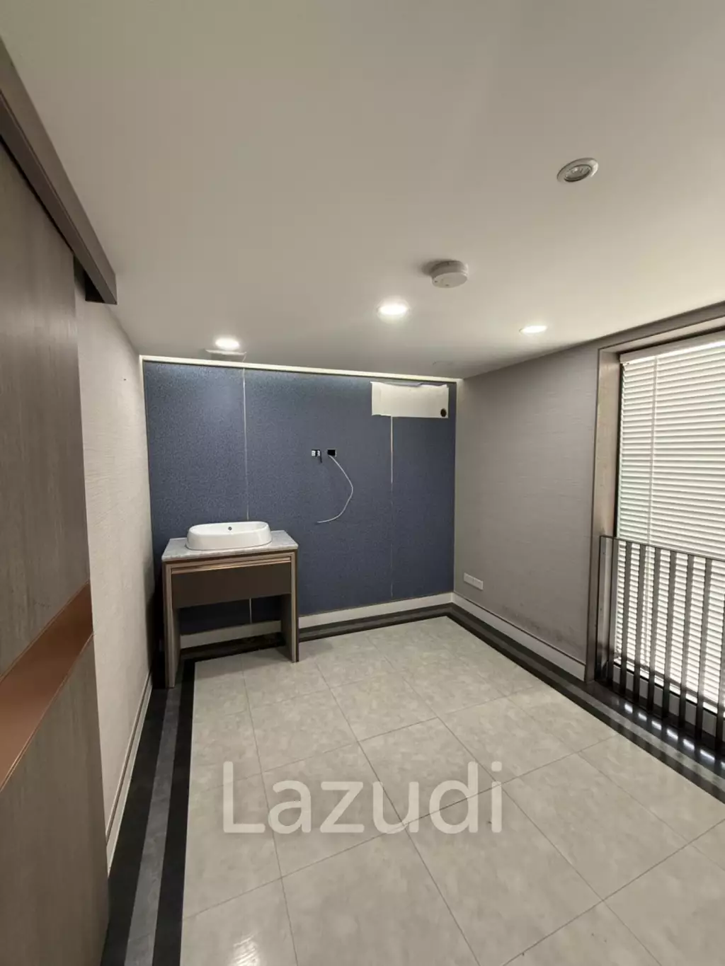 Building for rent on Main Sathorn Road