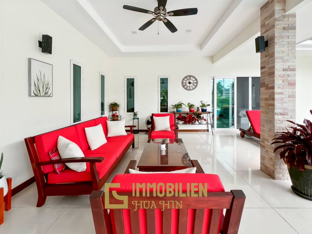 Terrain de 700 m² / cuisine extérieure / système solaire de 5 kW