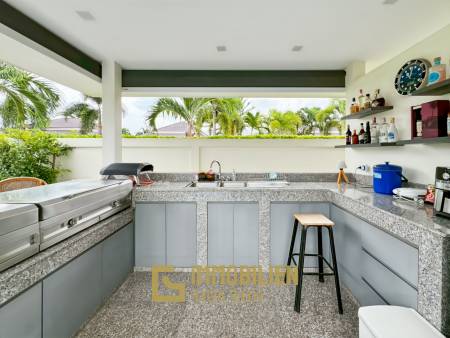 Terrain de 700 m² / cuisine extérieure / système solaire de 5 kW