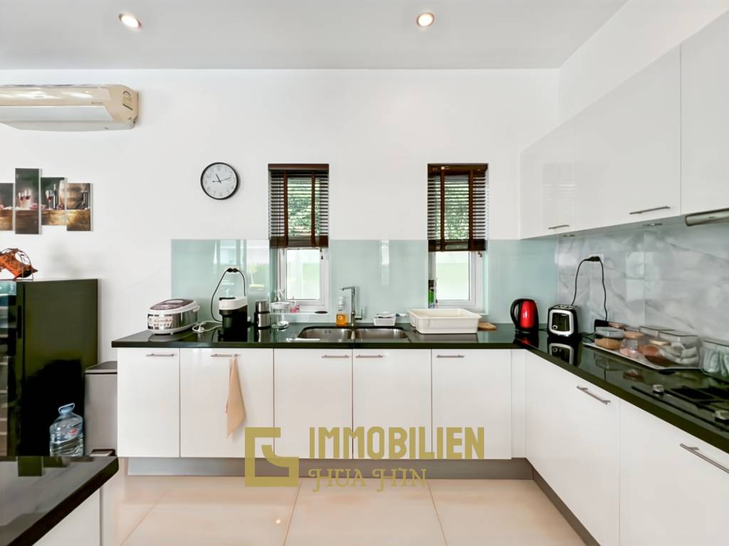 Terrain de 700 m² / cuisine extérieure / système solaire de 5 kW