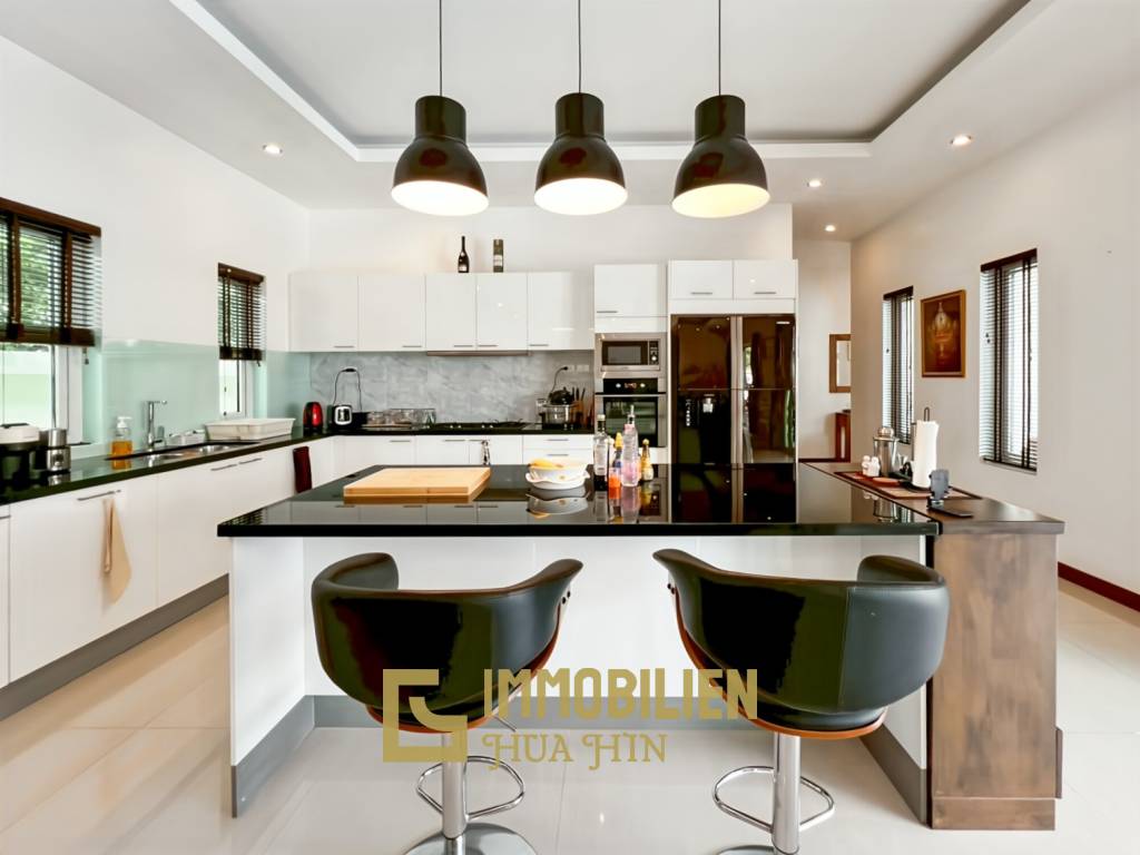 Terrain de 700 m² / cuisine extérieure / système solaire de 5 kW