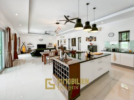 Terrain de 700 m² / cuisine extérieure / système solaire de 5 kW