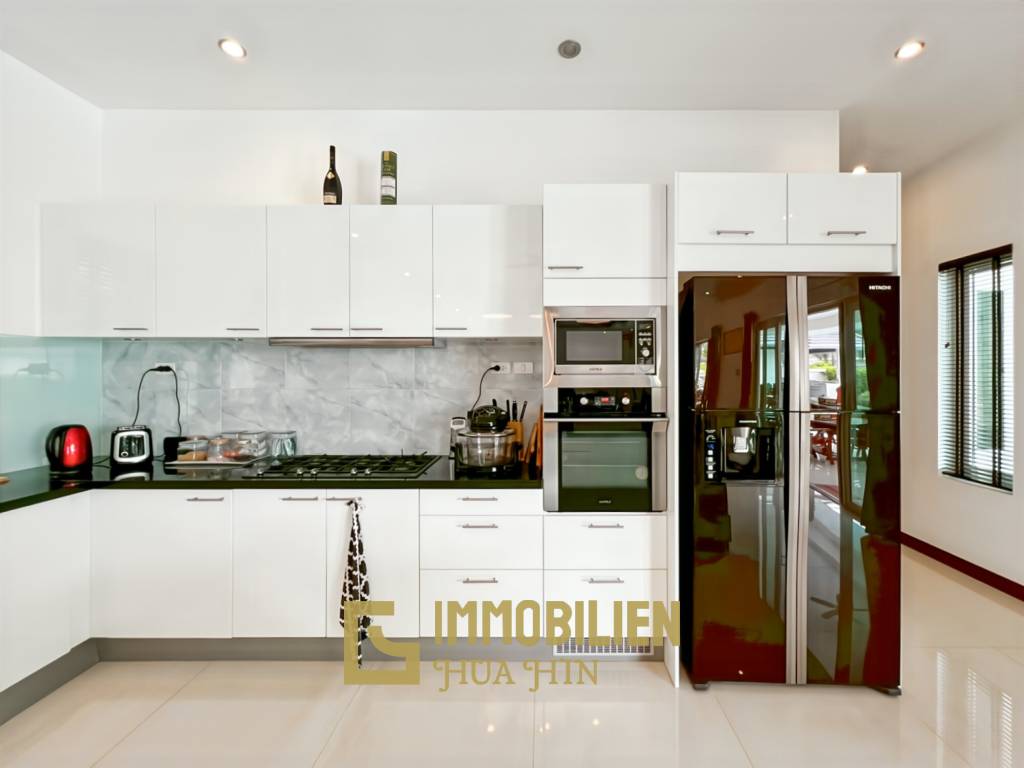 Terrain de 700 m² / cuisine extérieure / système solaire de 5 kW