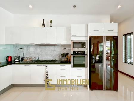 Terrain de 700 m² / cuisine extérieure / système solaire de 5 kW