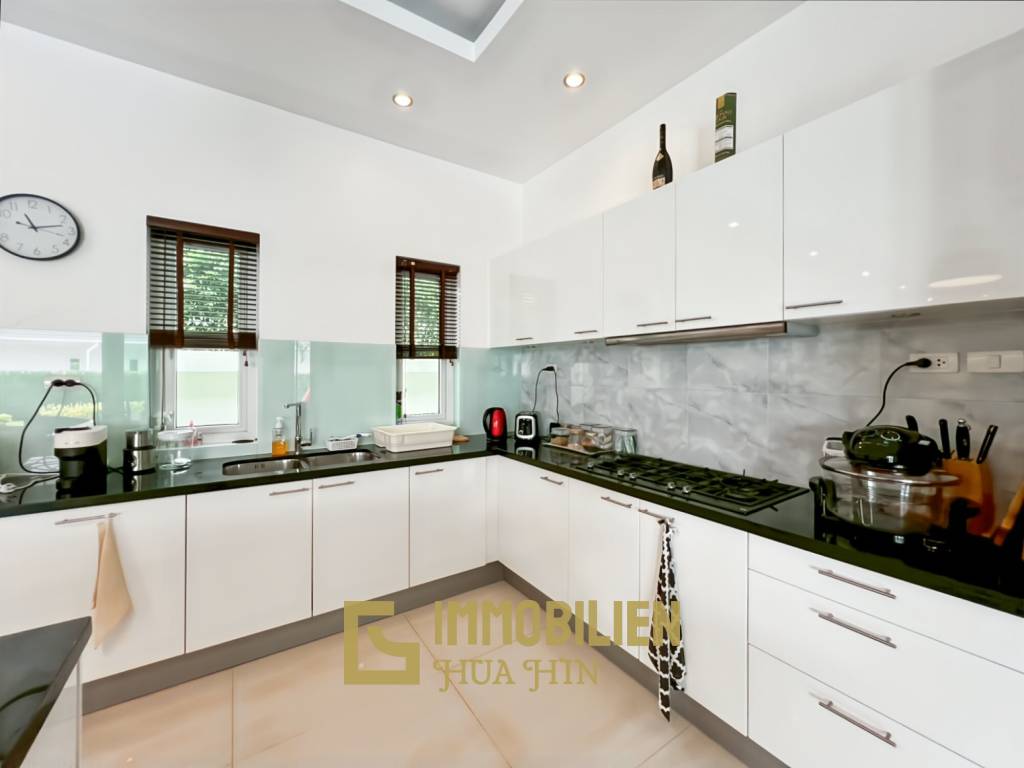 Terrain de 700 m² / cuisine extérieure / système solaire de 5 kW