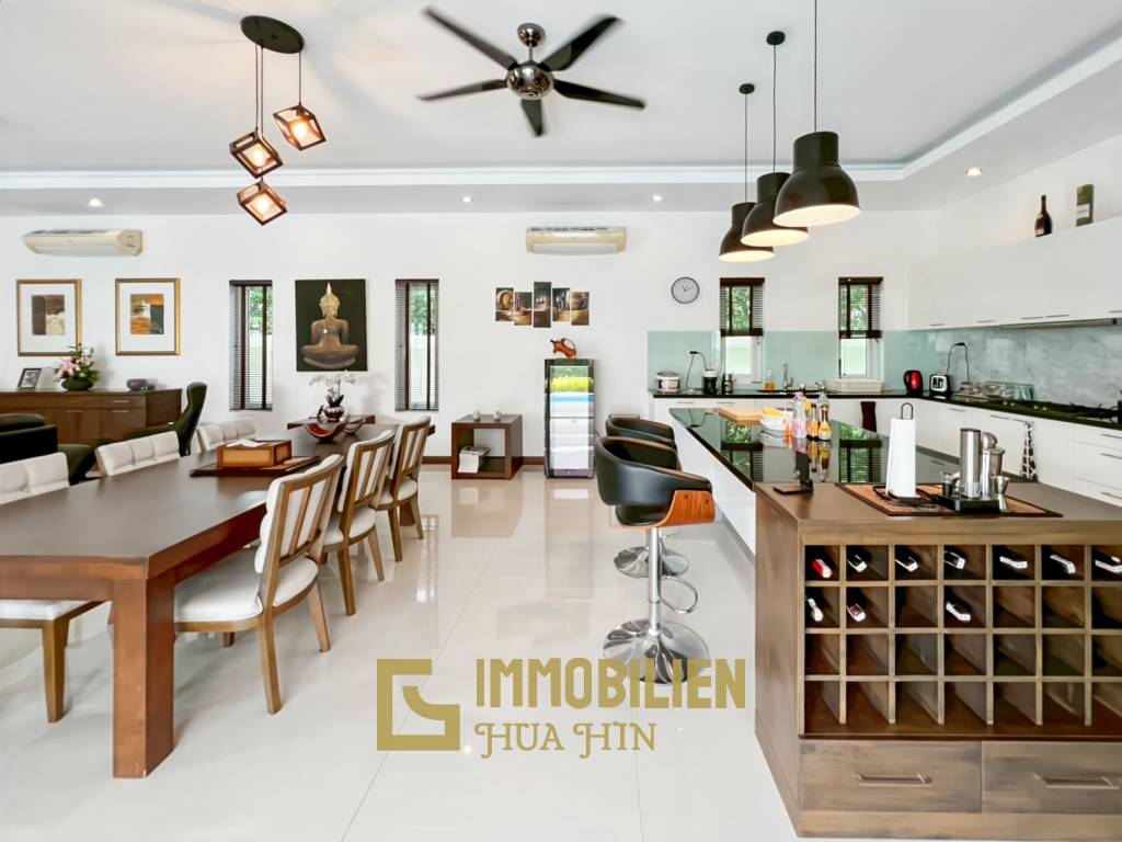 Terrain de 700 m² / cuisine extérieure / système solaire de 5 kW