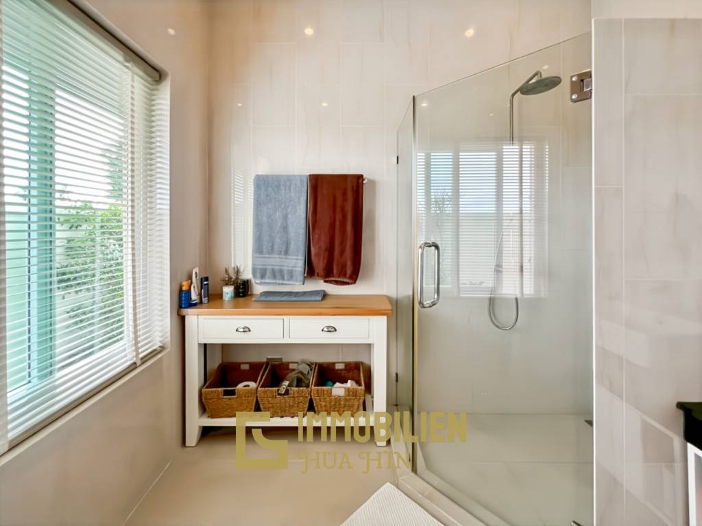 Terrain de 700 m² / cuisine extérieure / système solaire de 5 kW