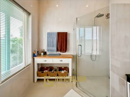 Terrain de 700 m² / cuisine extérieure / système solaire de 5 kW