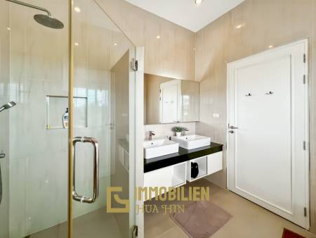 Terrain de 700 m² / cuisine extérieure / système solaire de 5 kW