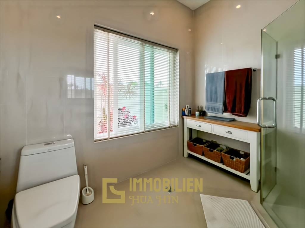 Terrain de 700 m² / cuisine extérieure / système solaire de 5 kW