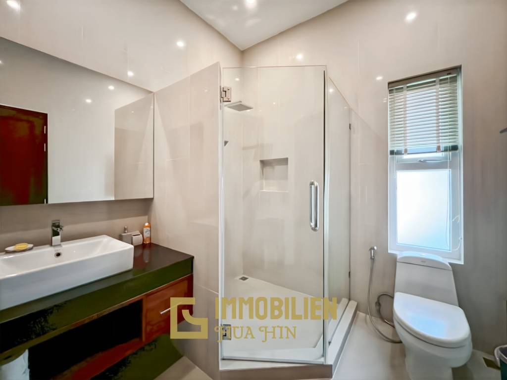 Terrain de 700 m² / cuisine extérieure / système solaire de 5 kW