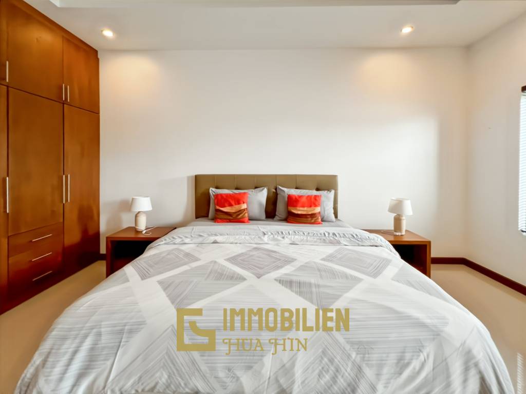 Terrain de 700 m² / cuisine extérieure / système solaire de 5 kW