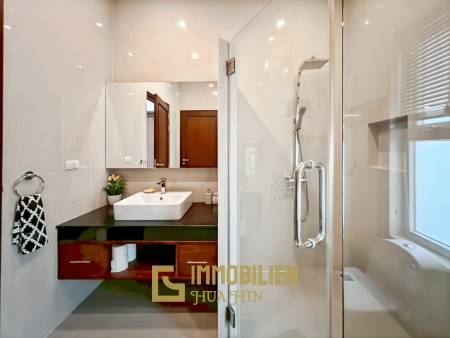 Terrain de 700 m² / cuisine extérieure / système solaire de 5 kW