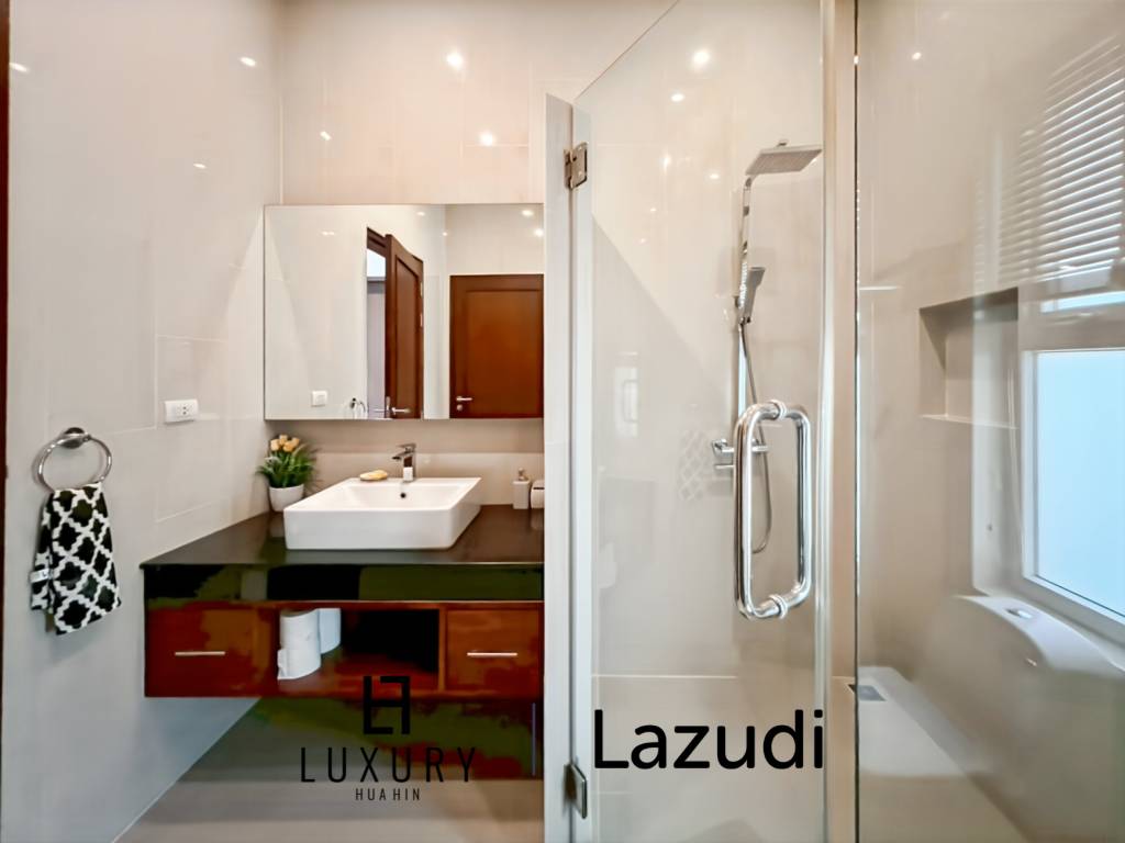 Terrain de 700 m² / cuisine extérieure / système solaire de 5 kW