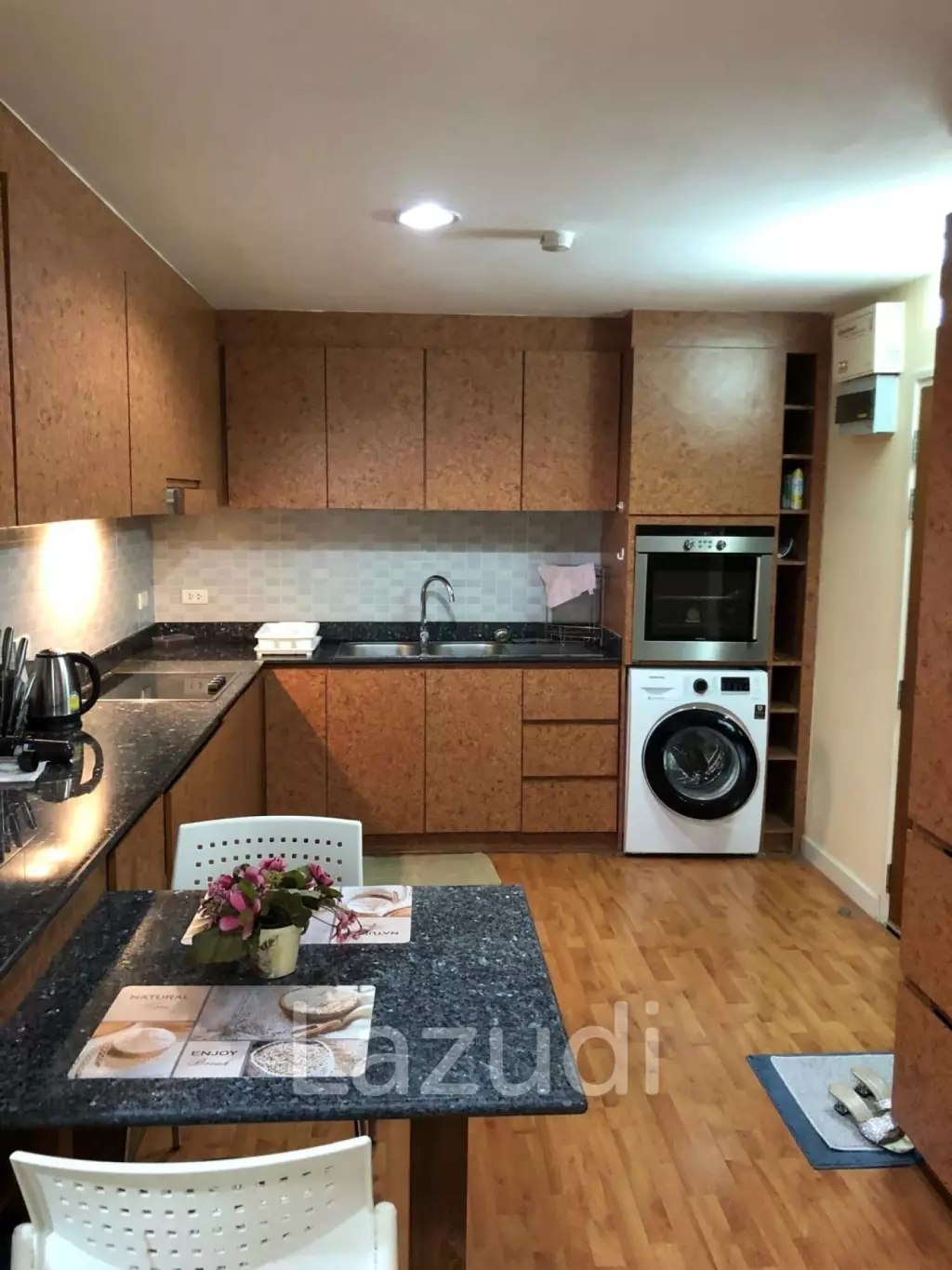 77 ตรม. คอนโด 1 ห้องนอนให้เช่าใจกลางย่านนิมมาน