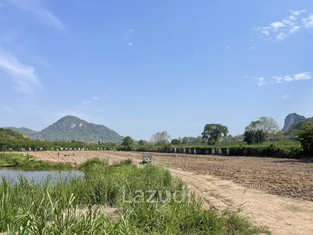 ที่ดินเปล่า  เนื้อที่กว้าง วิวภูเขา สภาพแวดล้อมธรรมชาติ