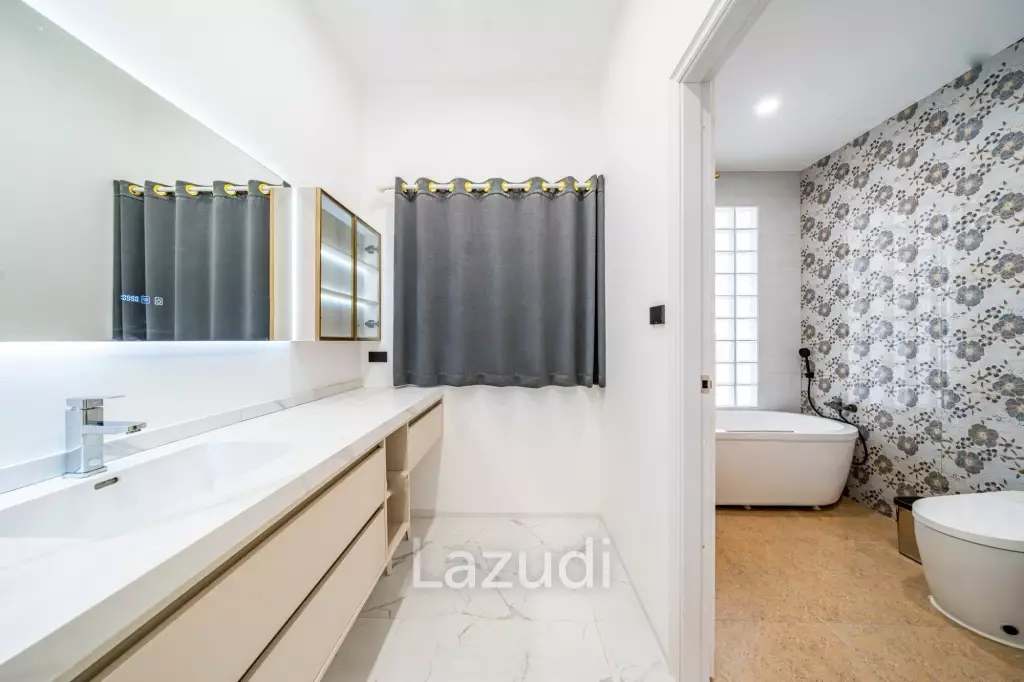 5 Beds 4 Baths 350 SQ.M. Pattaya Paradise Village