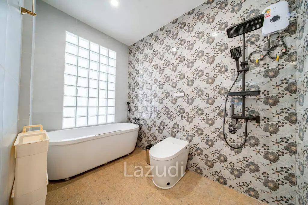 5 Beds 4 Baths 350 SQ.M. Pattaya Paradise Village