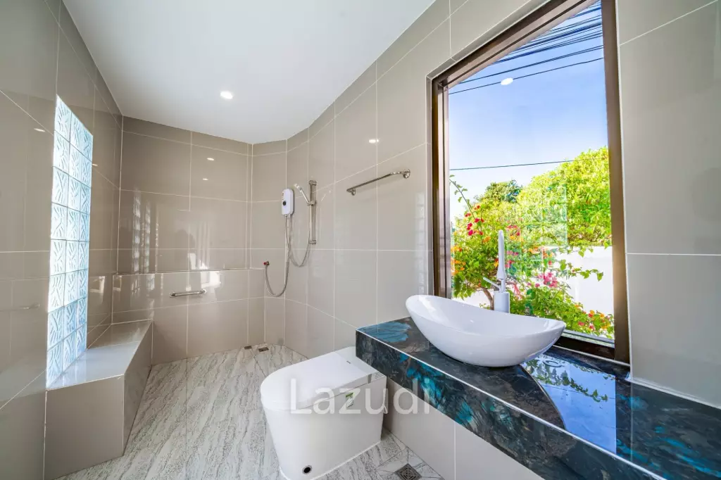 5 Beds 4 Baths 350 SQ.M. Pattaya Paradise Village