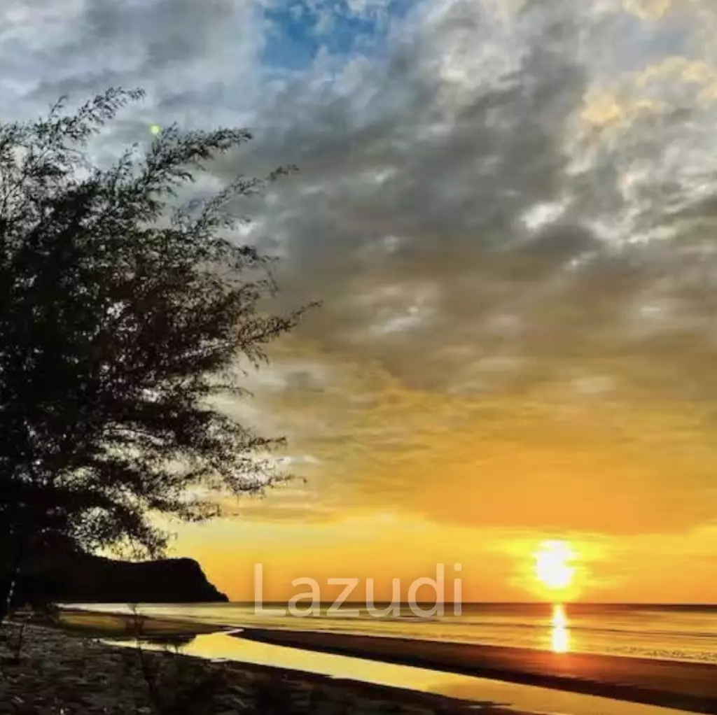 RESORT : Sea View Main House plus 3 guest bungalows