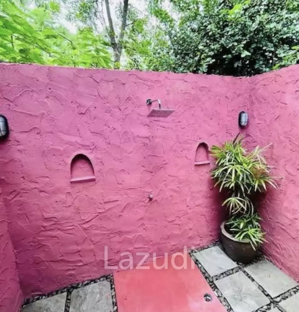 RESORT : Sea View Main House plus 3 guest bungalows