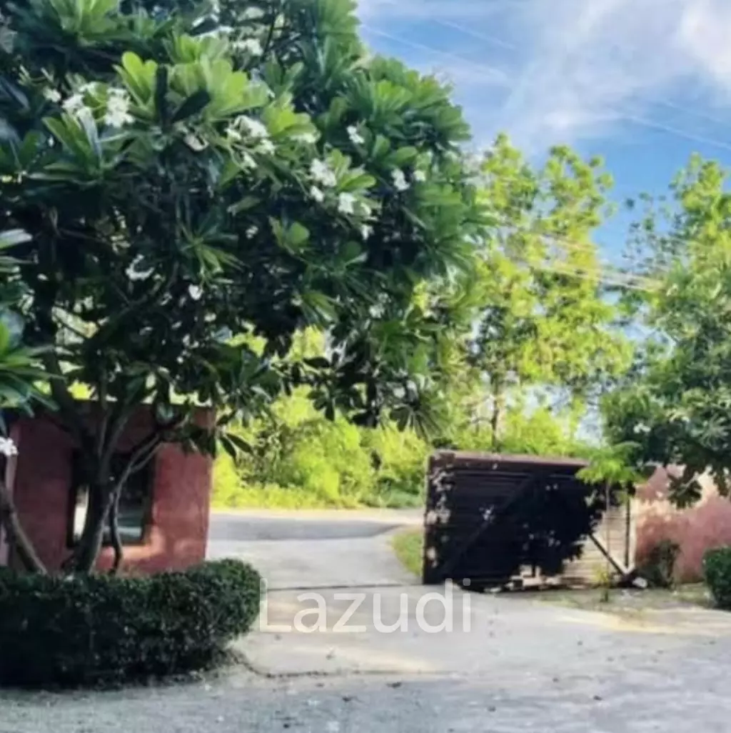 RESORT : Sea View Main House plus 3 guest bungalows