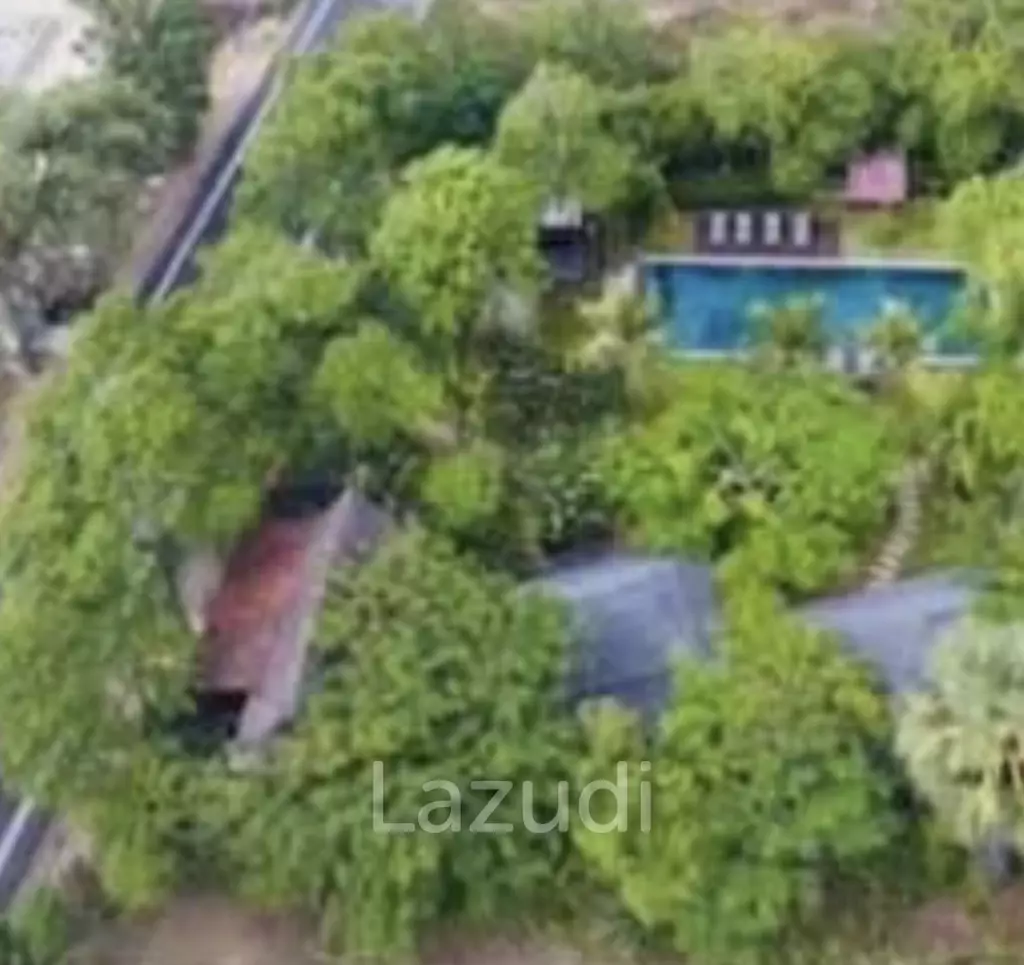 RESORT : Sea View Main House plus 3 guest bungalows