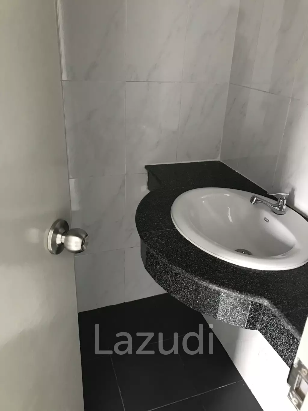 Spacious Office in Khlong Toei with Modern Amenities