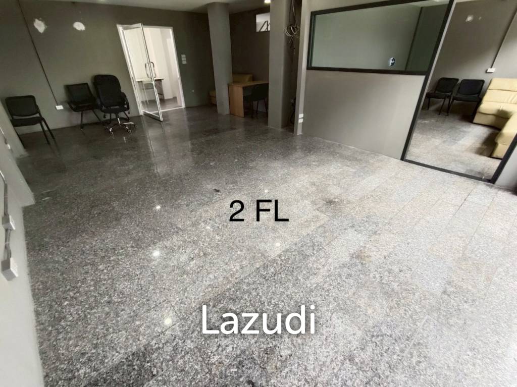 4.5-Storey Commercial Building for Rent Prime Location on Naradhiwas Rajanagarindra Rd