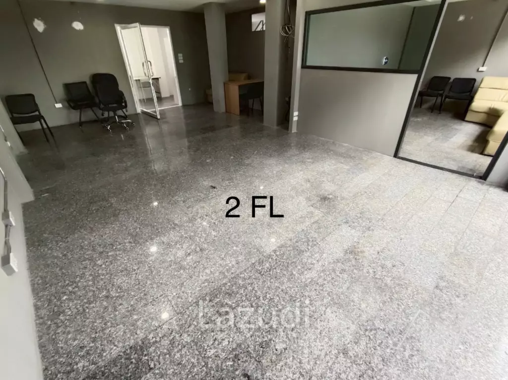 4.5-Storey Commercial Building for Rent Prime Location on Naradhiwas Rajanagarindra Rd