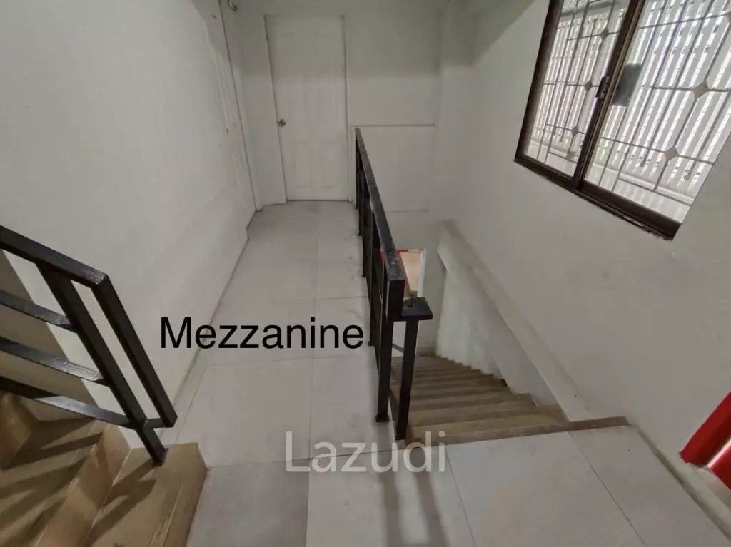 4.5-Storey Commercial Building for Rent Prime Location on Naradhiwas Rajanagarindra Rd