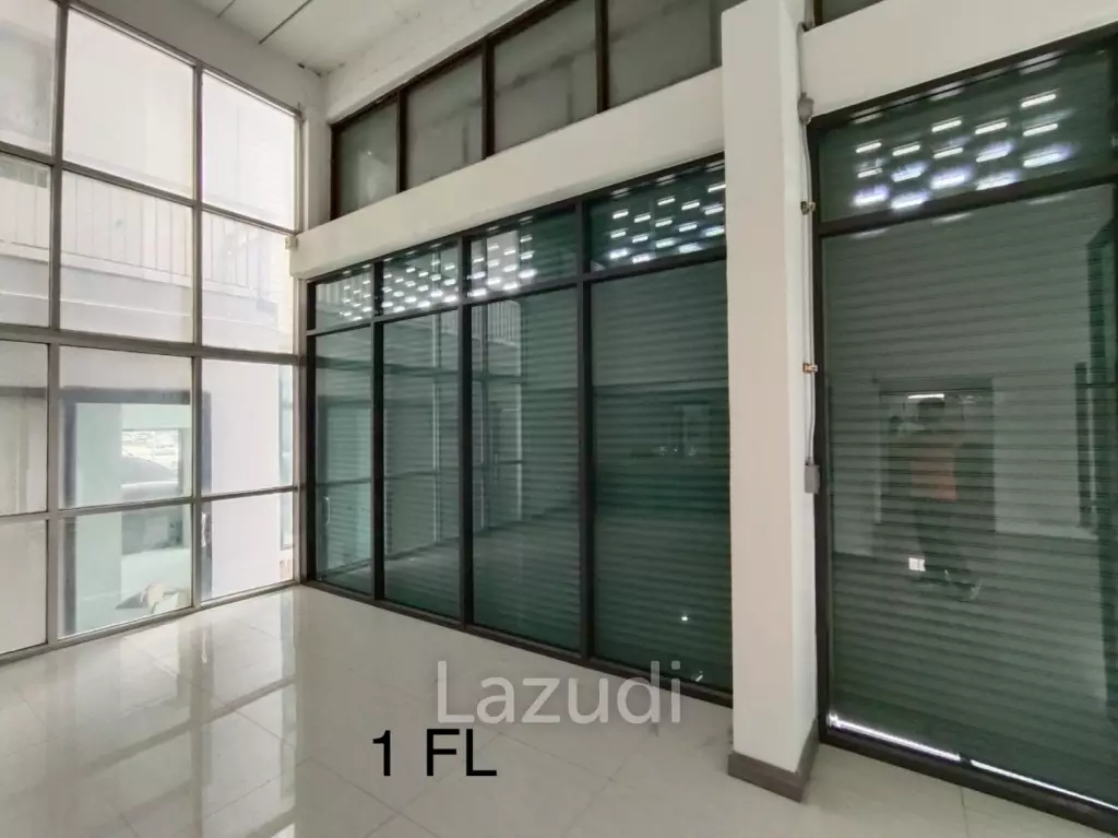 4.5-Storey Commercial Building for Rent Prime Location on Naradhiwas Rajanagarindra Rd
