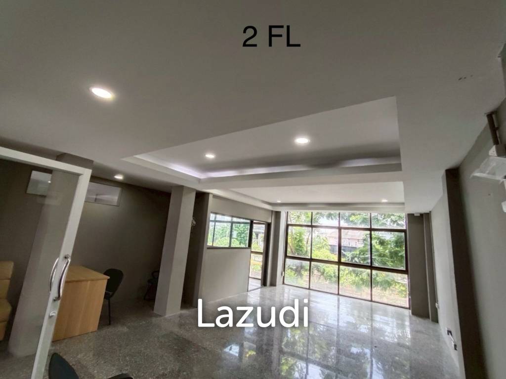 4.5-Storey Commercial Building for Rent Prime Location on Naradhiwas Rajanagarindra Rd