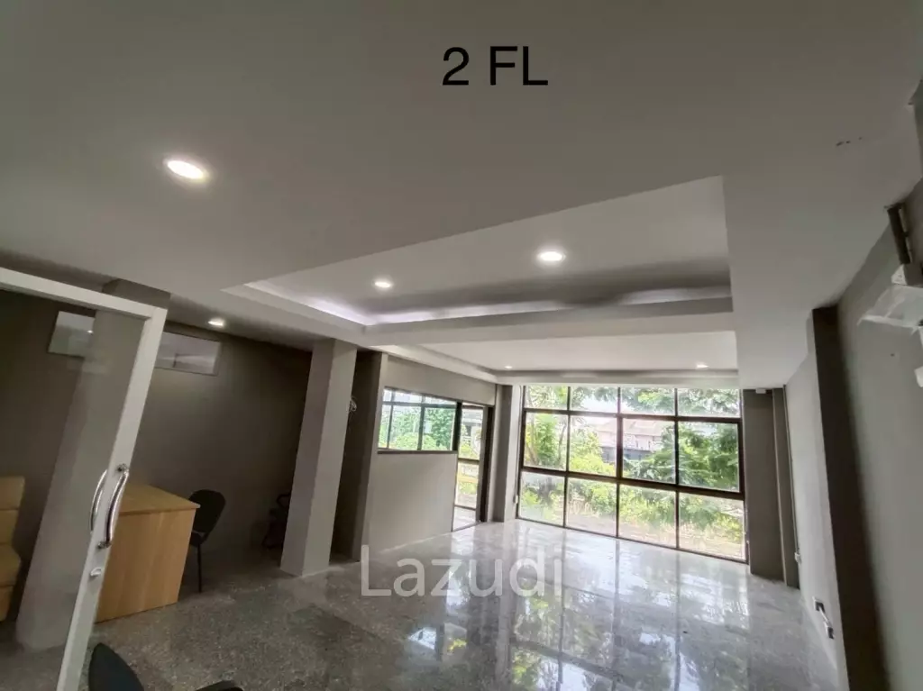 4.5-Storey Commercial Building for Rent Prime Location on Naradhiwas Rajanagarindra Rd