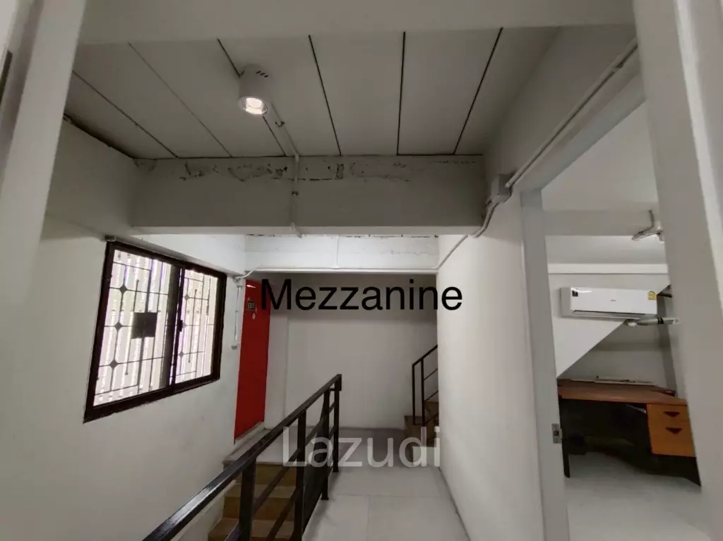 4.5-Storey Commercial Building for Rent Prime Location on Naradhiwas Rajanagarindra Rd