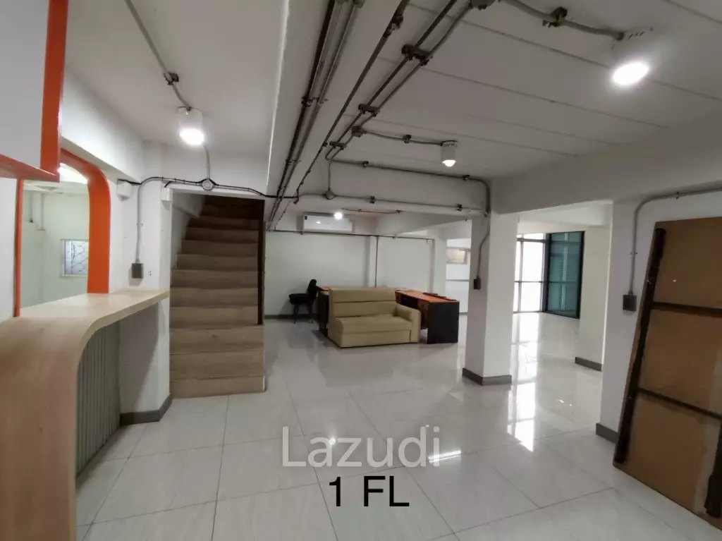 4.5-Storey Commercial Building for Rent Prime Location on Naradhiwas Rajanagarindra Rd