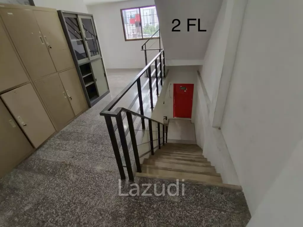 4.5-Storey Commercial Building for Rent Prime Location on Naradhiwas Rajanagarindra Rd