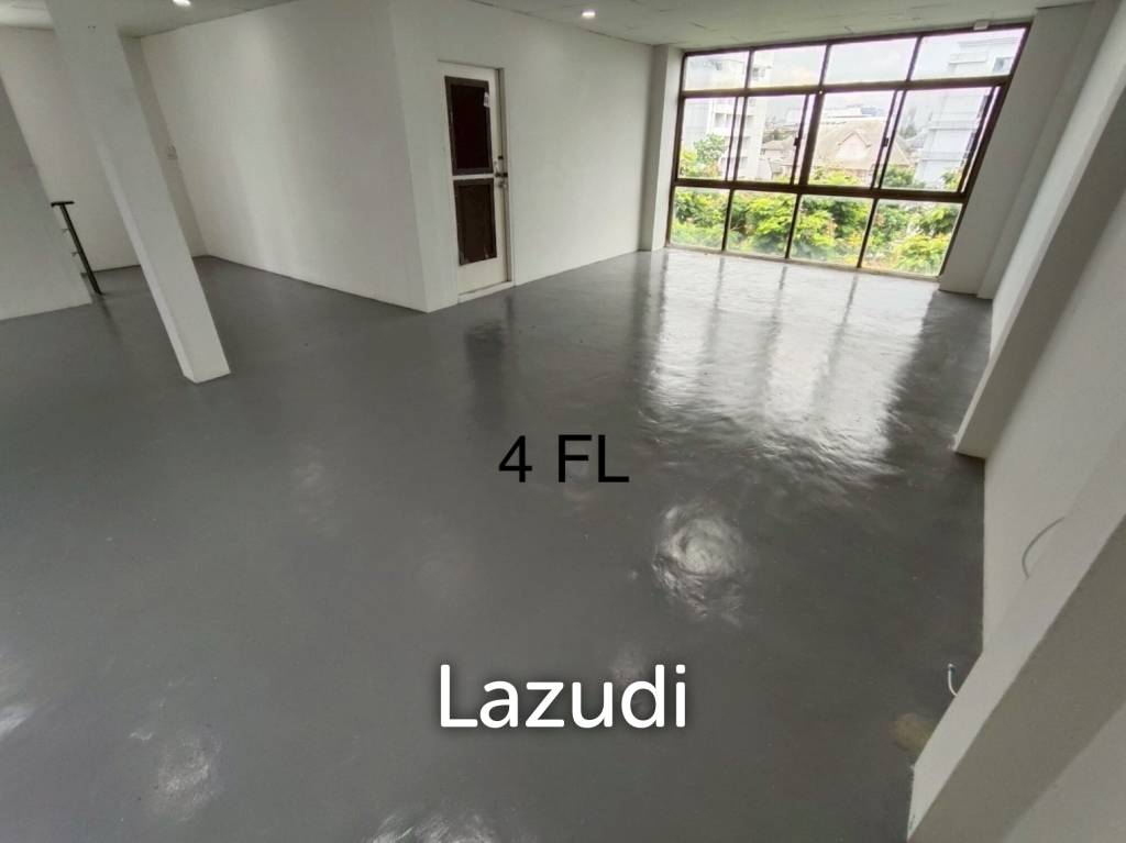 4.5-Storey Commercial Building for Rent Prime Location on Naradhiwas Rajanagarindra Rd