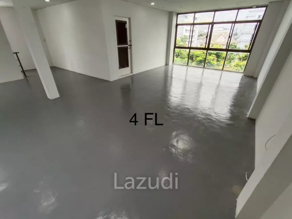 4.5-Storey Commercial Building for Rent Prime Location on Naradhiwas Rajanagarindra Rd