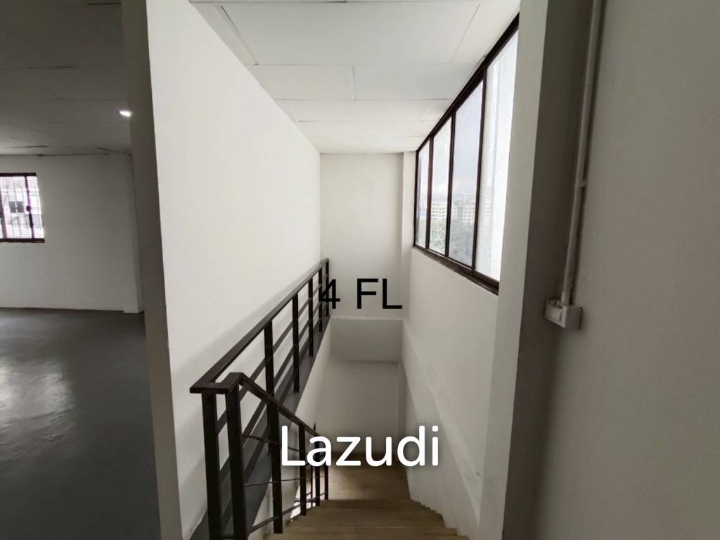 4.5-Storey Commercial Building for Rent Prime Location on Naradhiwas Rajanagarindra Rd