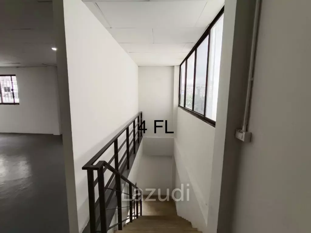 4.5-Storey Commercial Building for Rent Prime Location on Naradhiwas Rajanagarindra Rd