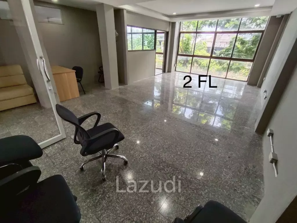 4.5-Storey Commercial Building for Rent Prime Location on Naradhiwas Rajanagarindra Rd