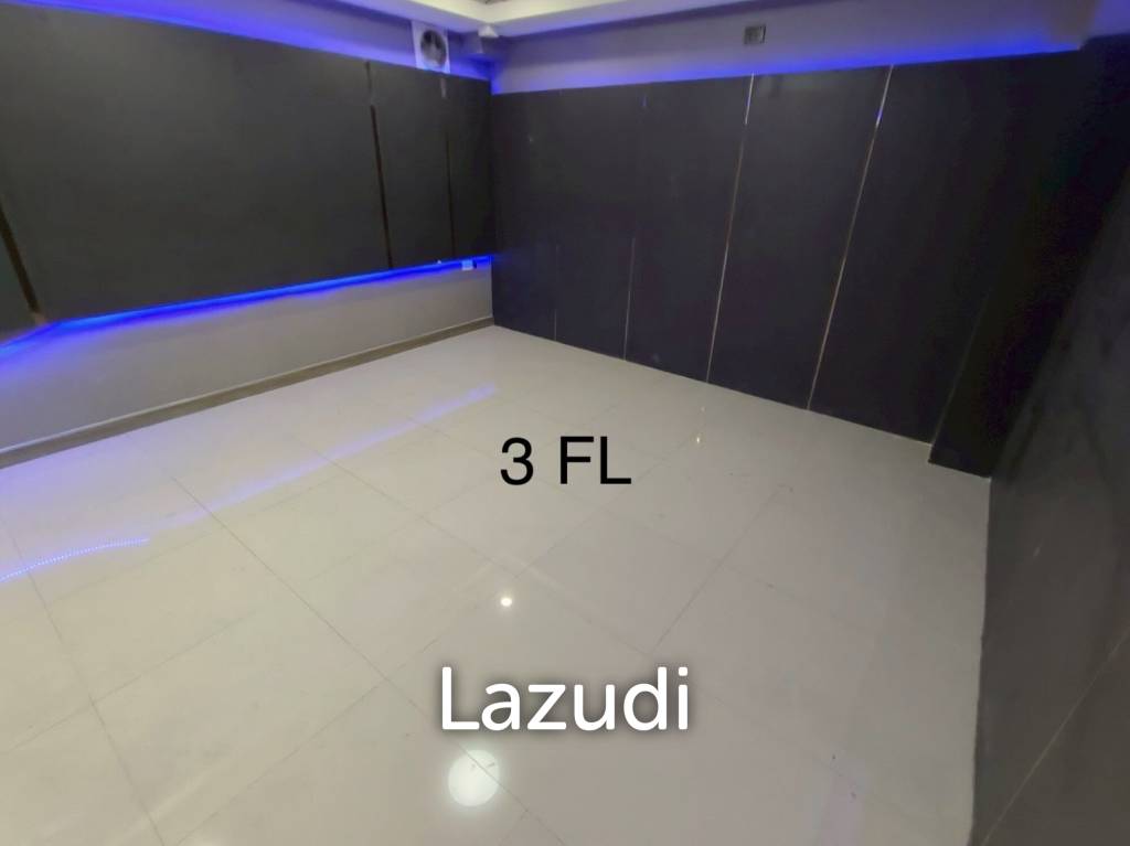 4.5-Storey Commercial Building for Rent Prime Location on Naradhiwas Rajanagarindra Rd