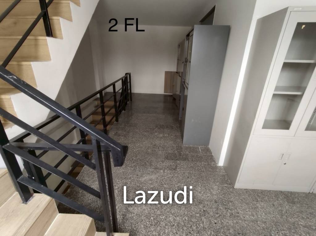 4.5-Storey Commercial Building for Rent Prime Location on Naradhiwas Rajanagarindra Rd